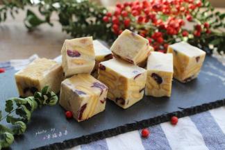 稍凉后切成喜欢的大小，不要等糖彻底变硬才切哦，不然你会切不动的！