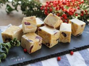 稍凉后切成喜欢的大小，不要等糖彻底变硬才切哦，不然你会切不动的！