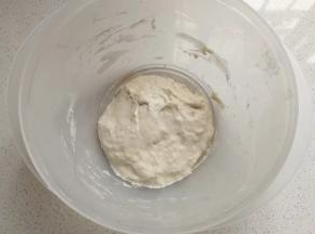 波兰种材料混合搅拌均匀，盖保鲜膜发至面团表面出现汽泡，内部呈蜂窝状即可；（可室温发酵，也可冷藏发酵）