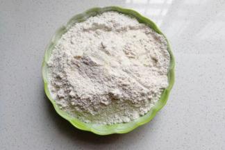 高粉，全麦粉，奶粉分次称好混合；