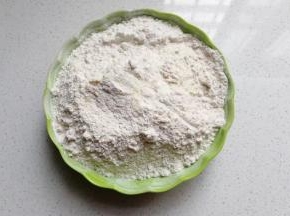 高粉，全麦粉，奶粉分次称好混合；