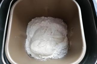 后油法除黄油外，把所有面团材料放入面包机桶内，最后加入波兰种酵头开始揉面；