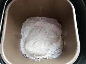 后油法除黄油外，把所有面团材料放入面包机桶内，最后加入波兰种酵头开始揉面；