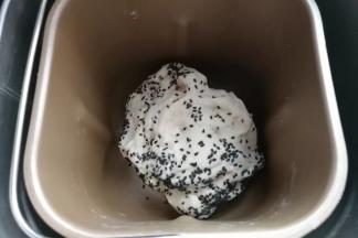 揉面至最后5分钟时加入黑芝麻，继续揉面至完全扩展阶段；