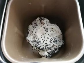 揉面至最后5分钟时加入黑芝麻，继续揉面至完全扩展阶段；