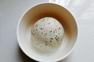 揉好的面团放入大碗中盖保鲜膜进行发酵；（趁发酵期间，把红薯去皮切细丁，放入锅中热水焯熟沥干备用）