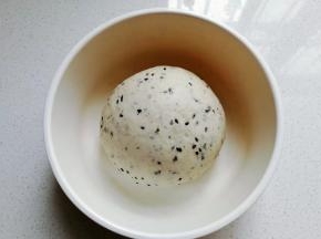 揉好的面团放入大碗中盖保鲜膜进行发酵；（趁发酵期间，把红薯去皮切细丁，放入锅中热水焯熟沥干备用）