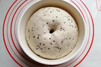 面团发酵至2~2.5倍大时，手指戳洞不回缩不塌陷即发面完成；