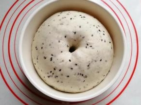 面团发酵至2~2.5倍大时，手指戳洞不回缩不塌陷即发面完成；