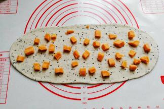 然后放上煮熟的红薯丁；