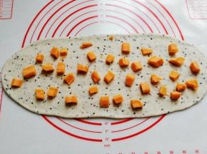 然后放上煮熟的红薯丁；