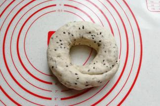 再把两头用手压扁，然后把两头围起做成圆卷状，两头接头处尽量捏紧实；