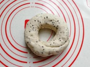 再把两头用手压扁，然后把两头围起做成圆卷状，两头接头处尽量捏紧实；