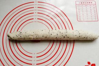 从底部向上卷起来，尽量要卷紧；