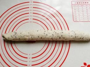 从底部向上卷起来，尽量要卷紧；