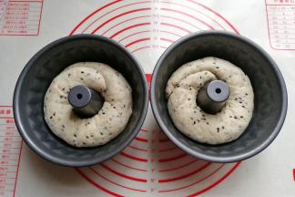 依次做好两份面团，放入模具中，盖保鲜膜进行第二次发酵；