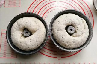 发酵好的面团筛上一层高粉（你也可以刷层鸡蛋液），放入预热好的烤箱中层上下火170~180度烤约30分钟左石即好！