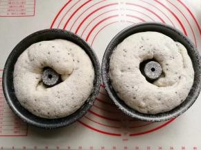 发酵好的面团筛上一层高粉（你也可以刷层鸡蛋液），放入预热好的烤箱中层上下火170~180度烤约30分钟左石即好！