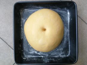 室温发酵至两倍大小，手指粘粉戳洞不塌陷不回缩，一发完成