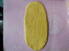 松弛后的面团擀成牛舌状