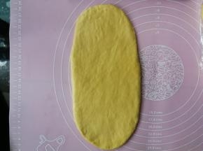 松弛后的面团擀成牛舌状