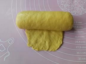 翻面后压薄底边，自上而下卷起，收口朝下放置