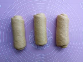 三个面团依次处理好，加盖保鲜膜再次松弛10分钟