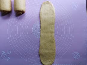 将面团再次擀开成长条