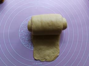 翻面后压薄底边，自上而下卷起