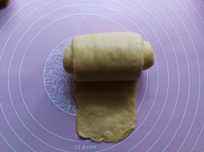 翻面后压薄底边，自上而下卷起