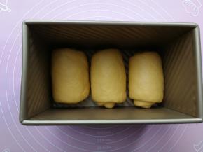 依次做好摆入吐司盒