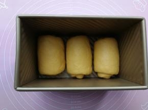 依次做好摆入吐司盒