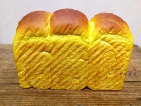 出炉后立即从吐司盒中倒出，放置在晾凉架上晾凉！