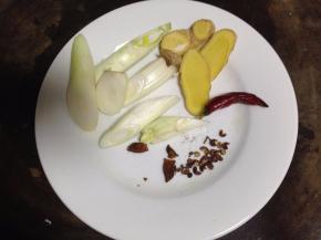 葱切段、姜切片、大料、花椒