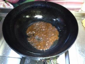 热锅凉油倒入豆瓣酱小火慢慢炒