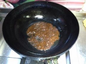 热锅凉油倒入豆瓣酱小火慢慢炒