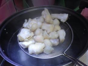 锅内加水烧开，倒入牛蹄筋加白酒焯至开锅捞出备用（焯水的同时，高压锅加入适量水烧开）