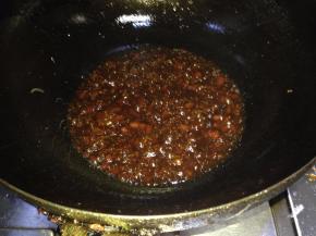 炒到糖溶化，酱色变成棕红色