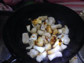 倒入焯好水的牛蹄筋翻炒上色