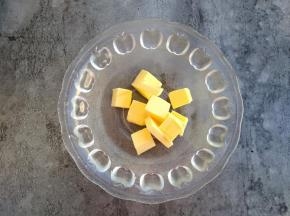 软化好的黄油放入大碗中