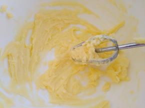 用打蛋器打发至黄油呈羽毛状