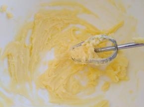 用打蛋器打发至黄油呈羽毛状