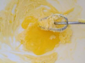 分次加入蛋液，打发均匀