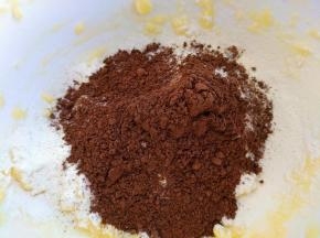 筛入可可粉