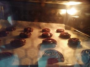 上180°，下160°预热烤箱，预热好后放入烤箱中层烤20分钟即可