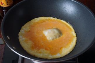 然后锅里热油后倒入鸡蛋液