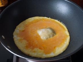 然后锅里热油后倒入鸡蛋液