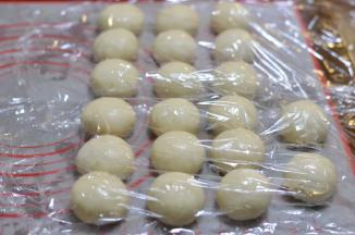 依次做好，及时盖上保鲜膜，醒十分钟