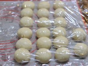 依次做好，及时盖上保鲜膜，醒十分钟