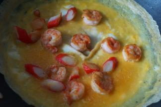 煎稍微凝固后倒入虾仁和蟹味棒